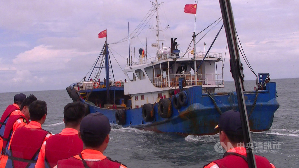 澎湖海巡隊20日在七美南方海域發現中國籍油料運補船「閩漳漁60506號」,依法將人船一併予以查扣,且海巡人員在船上發現豬肉,隨後交由防檢局消毒及銷毀。(澎湖海巡隊提供)中央社 108年8月20日
