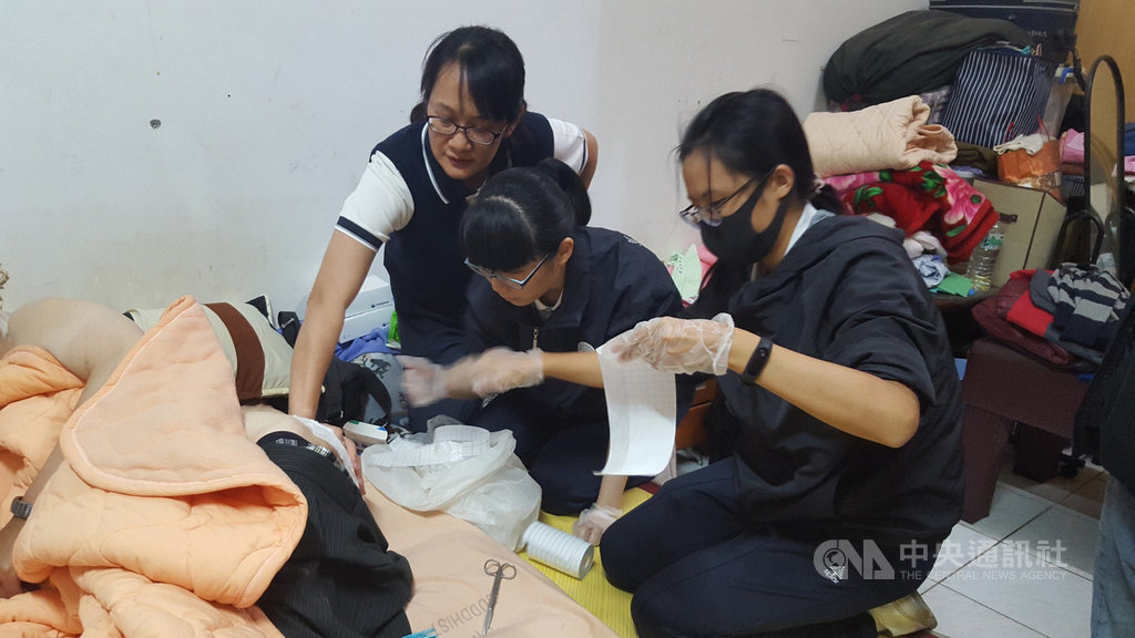 慈濟科技大學護理系副教授羅淑芬(左)指導學生居家照護,帶領學生走出教室,實際提供服務給需要協助的人。(慈濟科技大學提供)中央社記者張祈傳真 108年8月20日