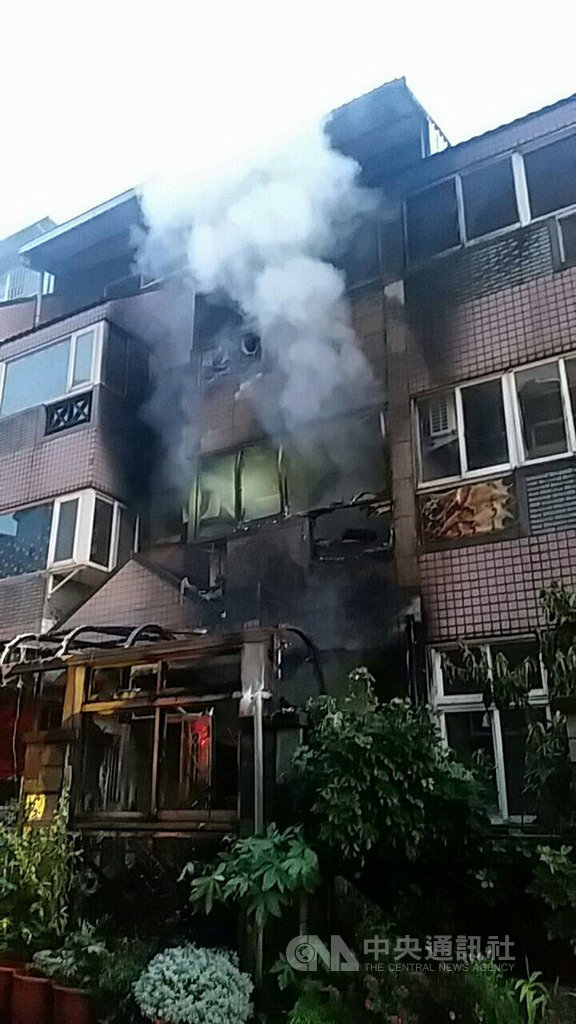 新北市三芝區一棟民宅20日凌晨發生火警,49歲羅姓男屋主逃生不及,被消防人員發現時已無生命跡象,送醫後仍不治。(翻攝照片)中央社記者葉臻傳真 108年8月20日