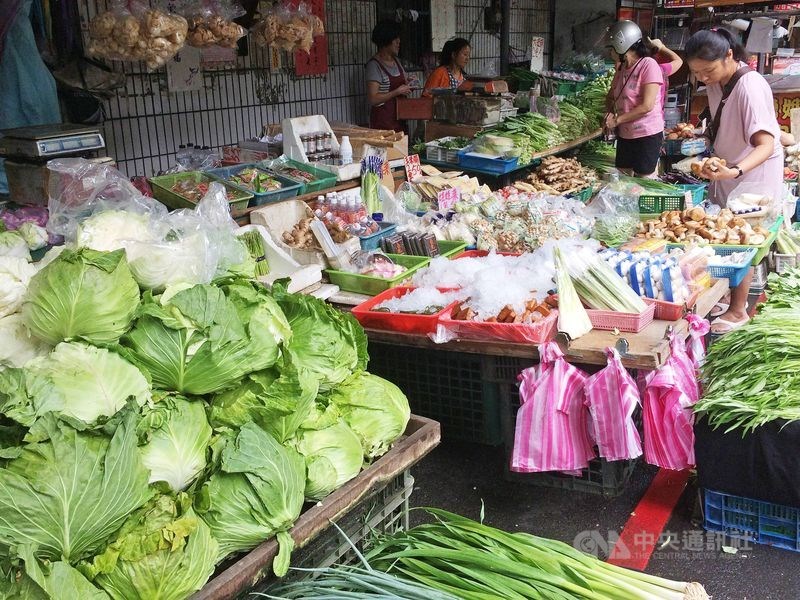 南部縣市連日豪雨,台北果菜批發市場20日開市,蔬菜交易均價比前一個交易日(18日)上漲約一成。(中央社檔案照片)