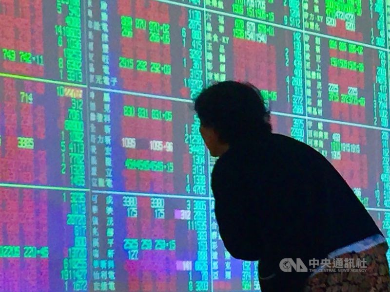 台股20日盤勢觀望、狹幅整理,終場小漲33.75點,站上10500點整數關卡。(中央社檔案照片)