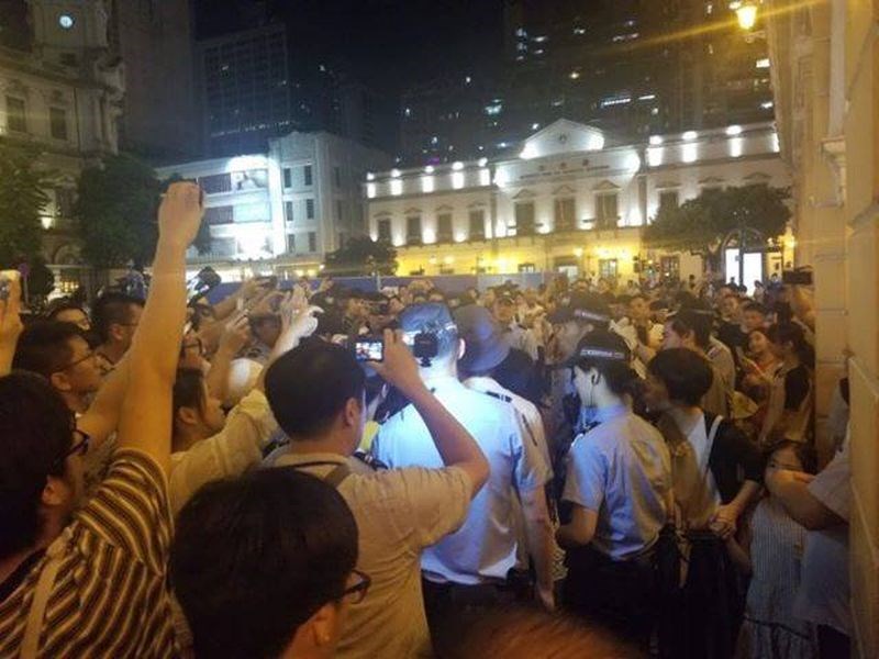 聲援香港「反送中」的澳門默站行動,19日遭大批警察強力排除。(民眾提供/圖取自facebook.com/macau.standwithHK)
