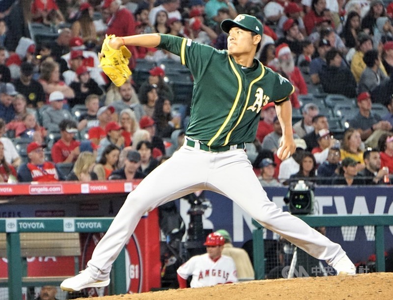 運動家隊20日發出消息,將王維中(前)下放小聯盟3A,升上新秀24歲左投普克。(中央社檔案照片)