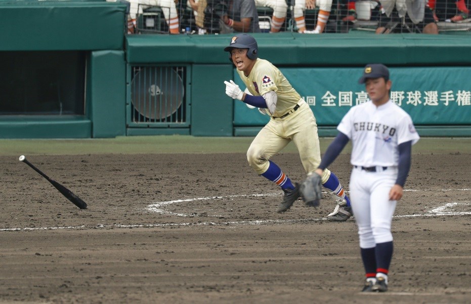 星稜打者在7局下靠連續安打進帳3分,最後以9比0獲勝。圖為第9棒山瀨慎之助擊出安打。(共同社提供)