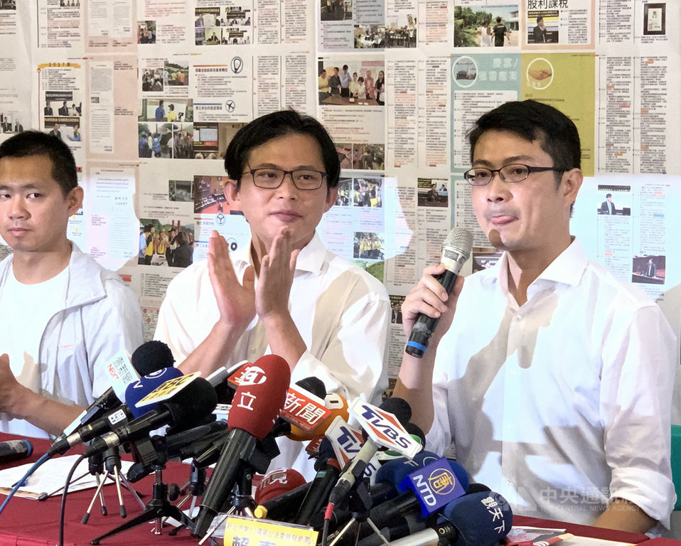 時代力量立委黃國昌國會辦公室主任賴嘉倫(右)20日宣布將投入2020年新北市第12選區立法委員選舉,黃國昌(中)表達支持。中央社記者葉臻攝 108年8月20日