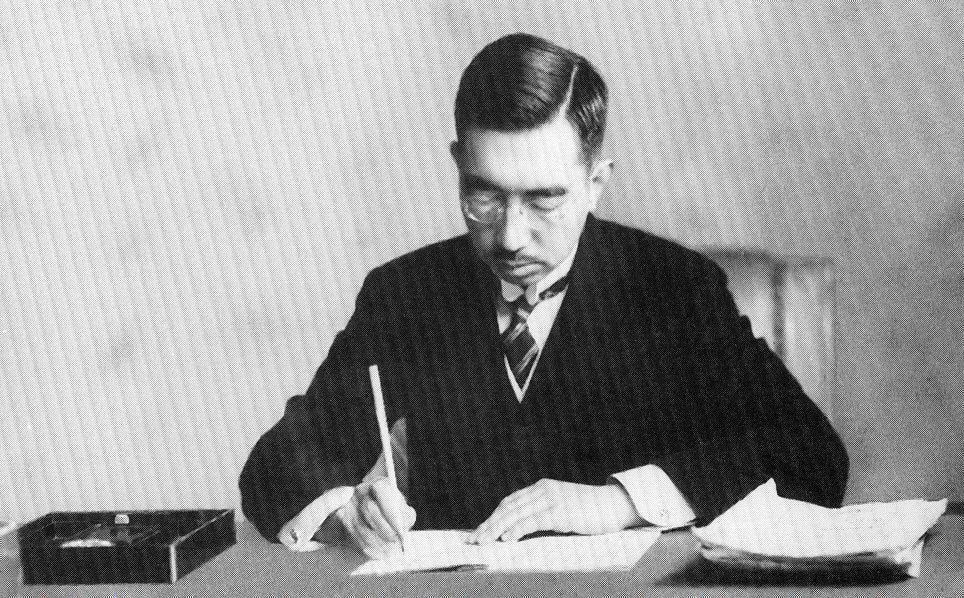 日皇裕仁(圖)生前與掌管皇室事務的宮內府長官田島道治對話史料曝光,內容顯示裕仁對二次大戰表示反省。圖為1947年裕仁簽署日本國憲法。(圖取自維基共享資源,版權屬公有領域)
