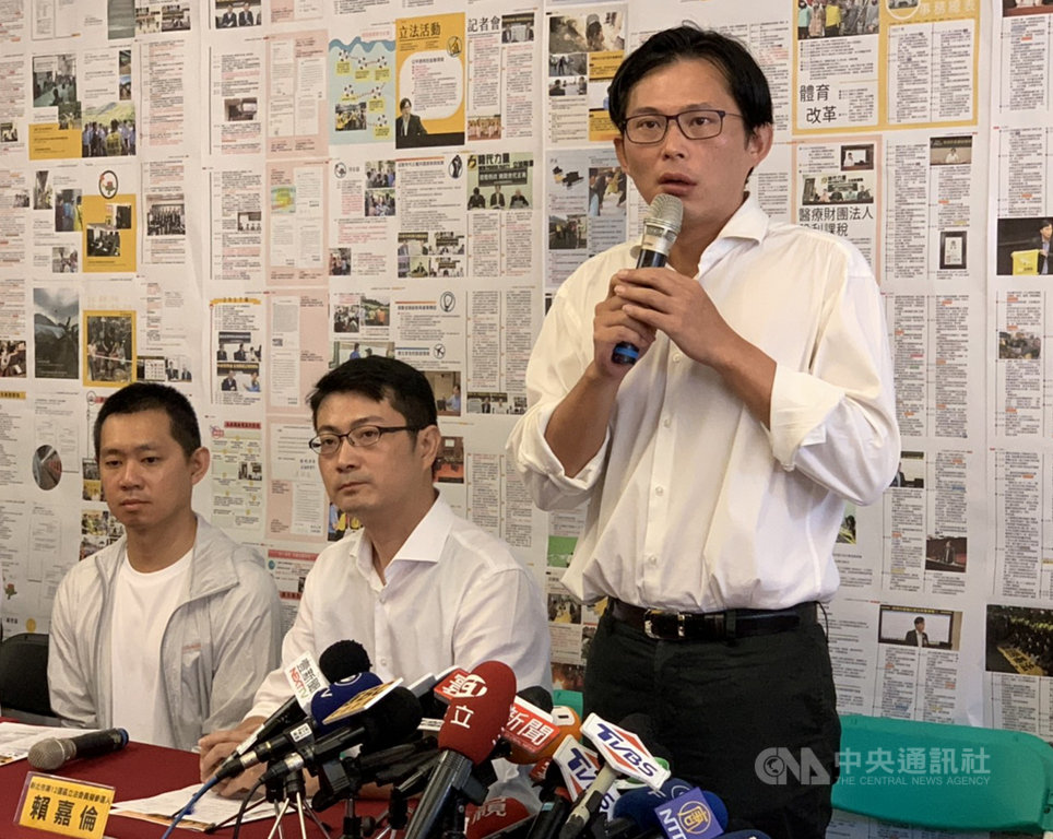 時代力量立委黃國昌國會辦公室主任賴嘉倫(中)20日宣布參選新北市第12選區立法委員選舉,黃國昌(右)則表示至今還沒答應列不分區。中央社記者葉臻攝 108年8月20日