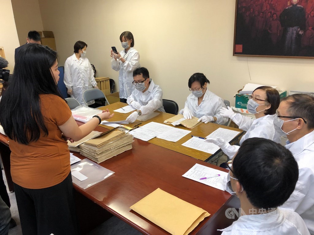 促轉會、檔案局一行近20人在21日上午10時許來到國民黨中央黨部,與國民黨進行檔案的點交收繳作業。中央社記者王承中攝 108年8月21日