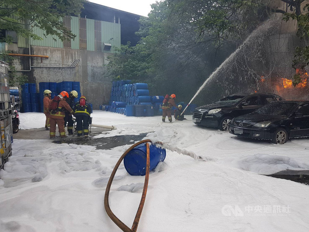 五股民義路一家製作松香水的工廠21日上午10時發生火警,一輛化學槽車疑擦撞工廠鐵皮圍籬後起火,警消獲報後到廠區內噴灑化學泡沫並布水線防護松香水工廠,將火勢侷限在起火的槽車處,並未延燒廠區。(警消提供)中央社記者王鴻國傳真 108年8月21日