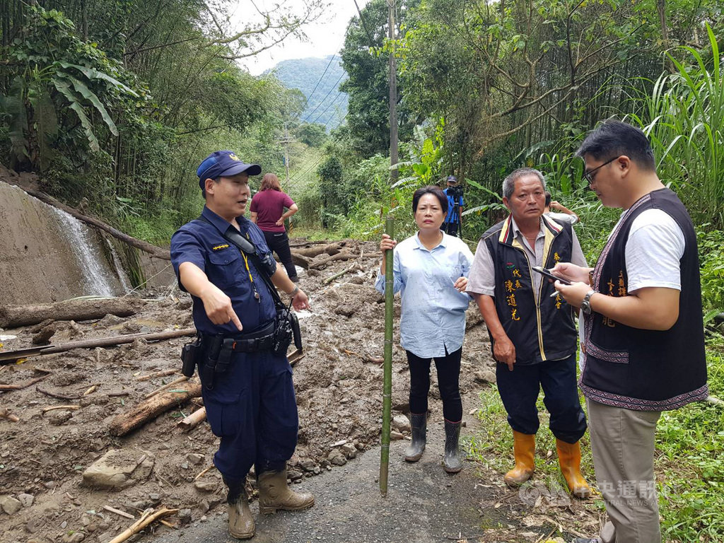 連日降雨,苗栗縣泰安鄉通往象鼻部落的中象道路遭泥流淹沒,泰安鄉長劉美蘭(右3)21日一早前往勘查,發現路面遭挾帶石塊、樹枝泥流覆蓋,車輛無法通行。(翻攝照片)中央社記者管瑞平傳真 108年8月21日