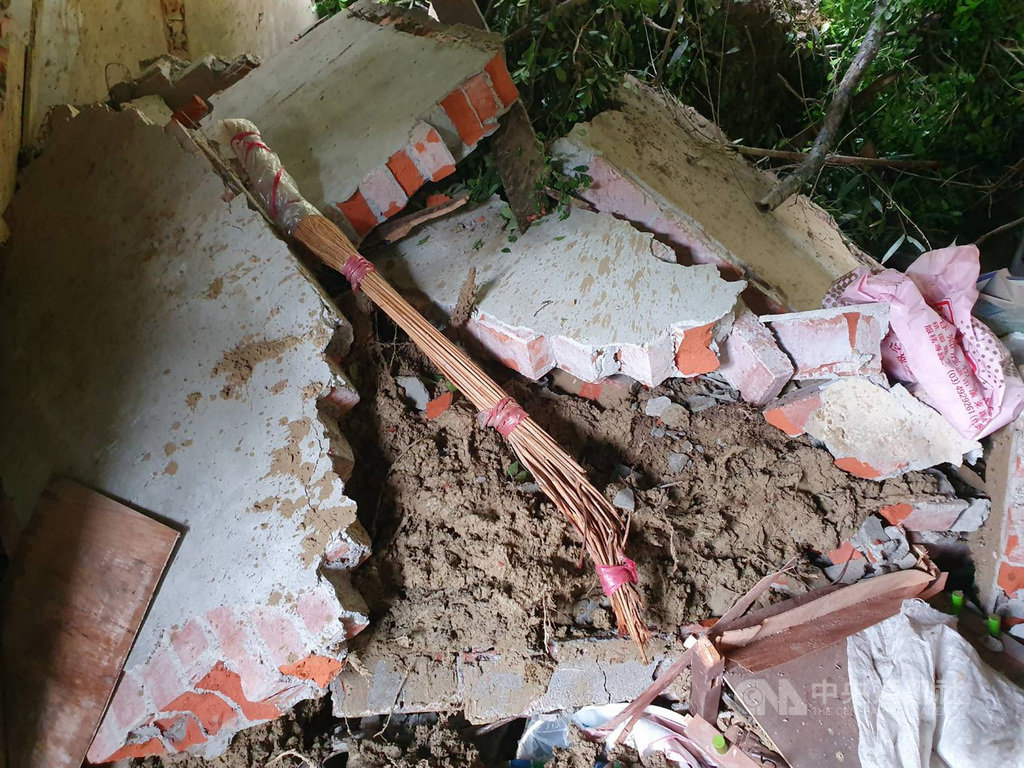 苗栗縣苑裡鎮南勢里地區因連日降雨發生土石崩落,雨水挾帶泥土流入民宅,將牆壁壓垮,幸未造成人員傷亡。中央社記者管瑞平攝 108年8月21日