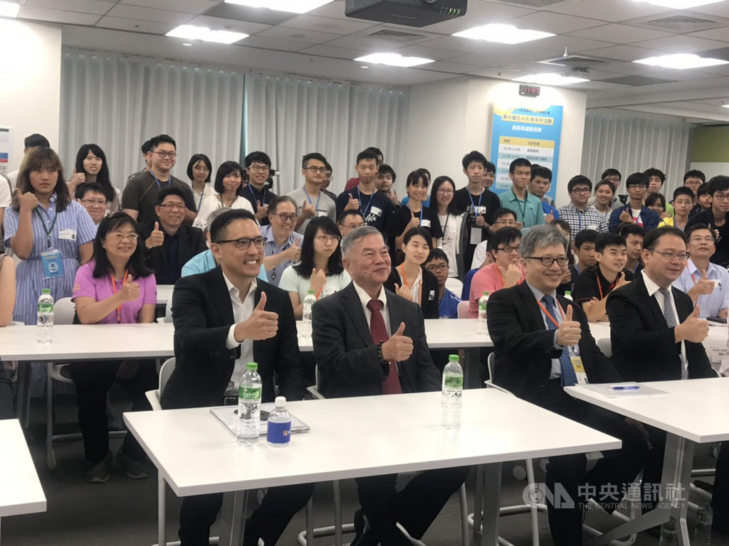 「高中職生AI扎根系列活動」21日舉辦結訓典禮,經濟部長沈榮津親自出席表揚優秀學生。中央社記者劉姵呈攝 108年8月21日