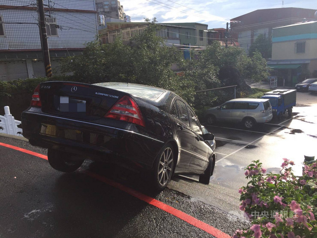 新北市淡水天元宮前21日發生賓士車卡在台階意外,警方指出,車主李姓男子疑因不慎誤踩油門失控而衝到台階,經拖吊車處理後車子脫困。賓士車受困影像被路過民眾拍照貼上臉書,引來網友熱議。(翻攝畫面)中央社記者王鴻國傳真 108年8月21日