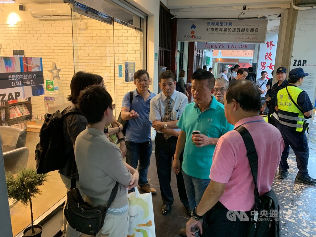 中華民國跆拳道協會原定21日下午召開臨時理事會,不料協會大門深鎖,會議也宣布破局,跆協副理事長張火爐(前右2)向內政部與體育署官員詢問會議程序等問題。中央社記者龍柏安攝 108年8月21日