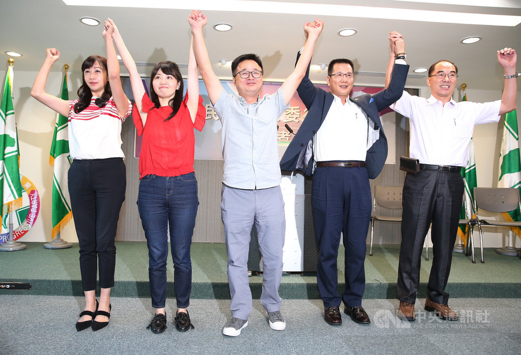 民進黨中執會21日通過5個立委艱困區徵召,秘書長羅文嘉(中)與立委徵召提名人許淑華(左起)、高嘉瑜、陳癸佑(右起)、羅貴星一起呼口號。中央社記者鄭傑文攝 108年8月21日
