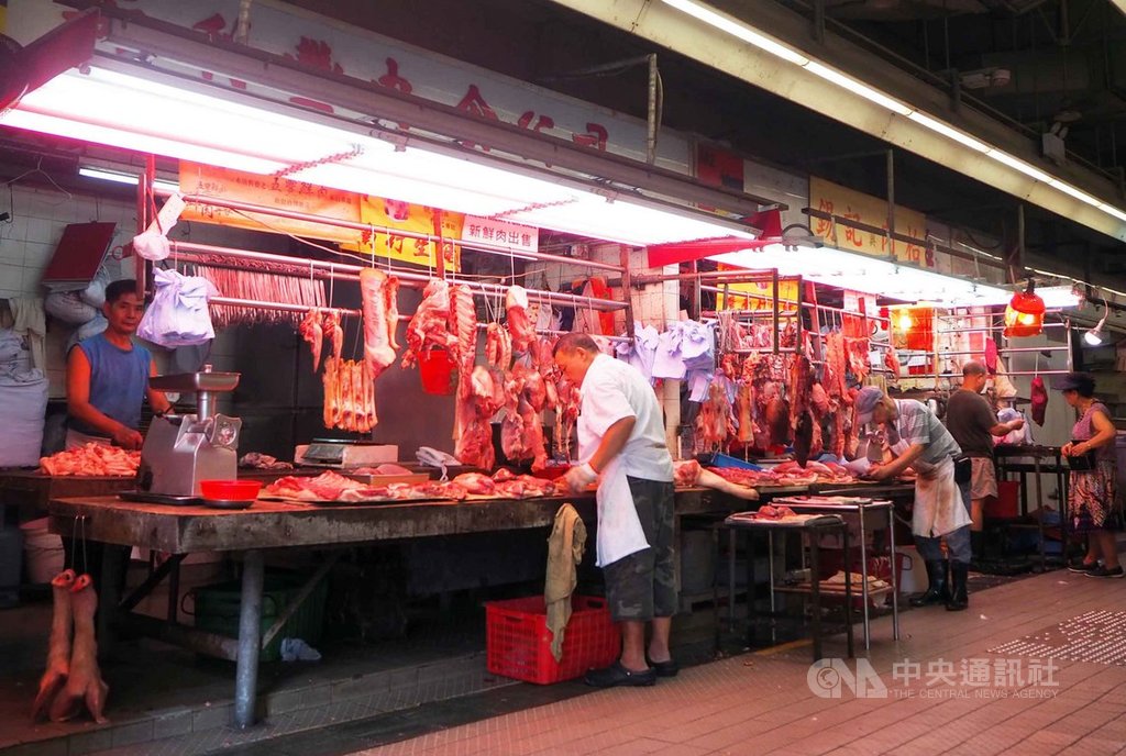 香港活豬拍賣價格20日再創新高,每100台斤已來到港幣4254元,將近台灣的3.5倍;傳統市場零售價每斤飆破港幣100元(約新台幣400元),生意大受衝擊。(中通社資料照片)中央社 108年8月21日