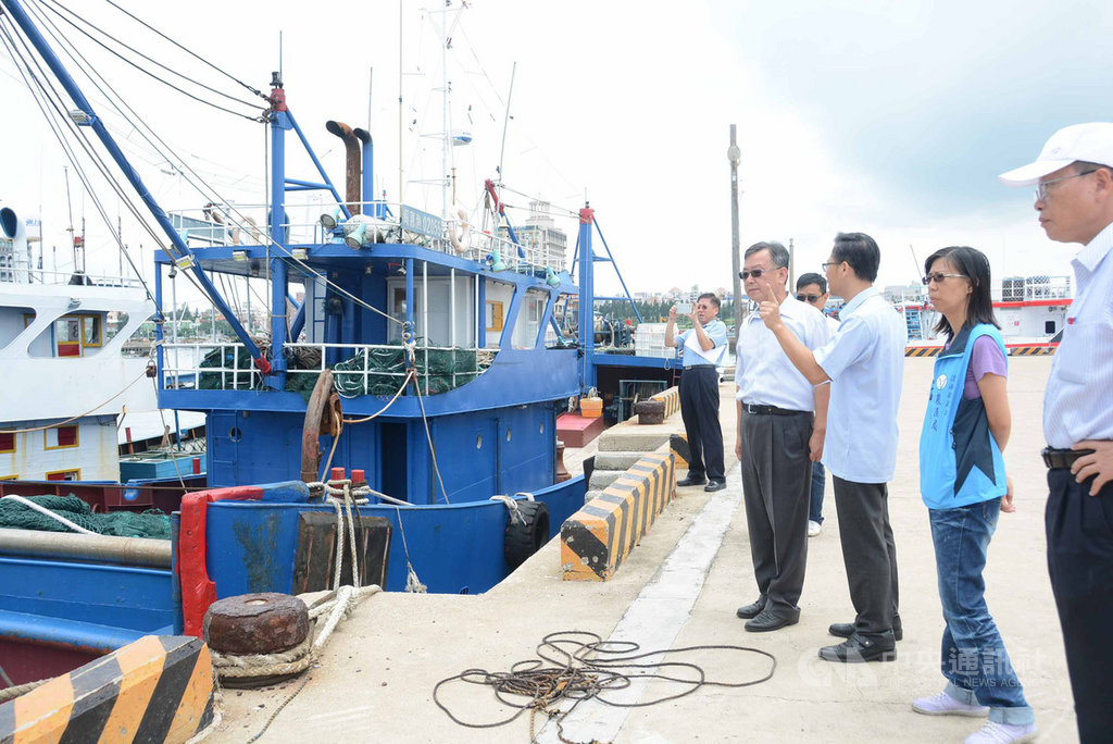 澎湖海域漁場出現陸船越界撈捕,澎湖海巡隊先後查扣4艘,澎湖縣長賴峰偉(右4)21日前往慰勉海巡,並查看遭查扣的大陸漁船。(澎湖縣政府提供)中央社 108年8月21日