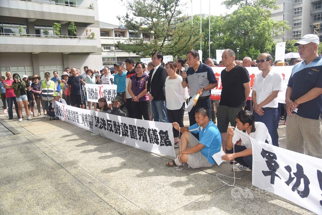 民間業者規劃在南投市郊區設立殯儀館,引發當地居民不滿,21日到南投縣政府前陳情,眾人手持白布條表達「堅決反對」,並遞交連署書。中央社記者蕭博陽南投縣攝 108年8月21日