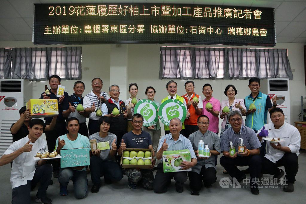 對柚農而言,行銷季節性農產品具有沉重的壓力,因此中央和地方農政單位未雨綢繆,提早啟動行銷文旦柚。農糧署東區分署指出,文旦柚除鮮食之外,也可利用果皮果肉開發多元加工產品,提供民眾新選擇。中央社記者李先鳳攝 108年8月21日