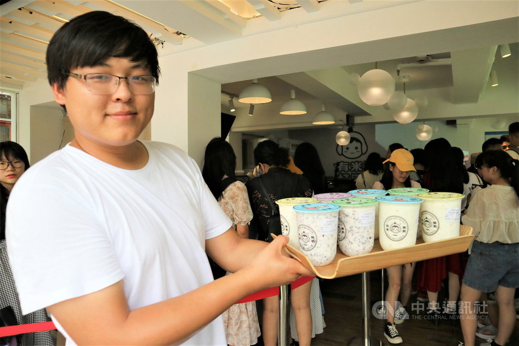 以往在中國街頭常以土氣包裝示人的酸奶(優格),現在被開發成手搖飲料,並推出椰子玫瑰、藜麥燕麥、紅棗核桃等養生口味,進軍人民幣千億級市場。中央社記者陳家倫上海攝 108年8月21日