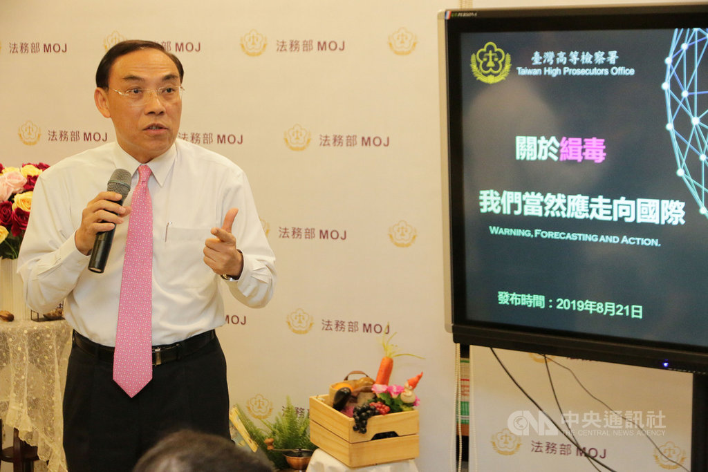 法務部21日下午舉行媒體茶敘,由台灣高等檢察署報告毒品情勢及國際合作計畫。法務部長蔡清祥(圖)表示,過去都是由警調等司法警察與各國進行合作,今年起由檢察官帶隊出訪,展現緝毒決心,可望提升國際合作能量。中央社記者蕭博文攝 108年8月21日