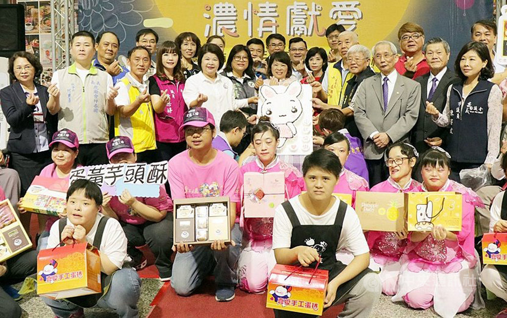 嘉義市政府21日舉辦中秋愛心伴手禮促銷活動記者會,協助弱勢團體促銷伴手禮盒,各界反應踴躍,現場共認購3237盒。(嘉義市政府提供)中央社記者黃國芳傳真 108年8月21日