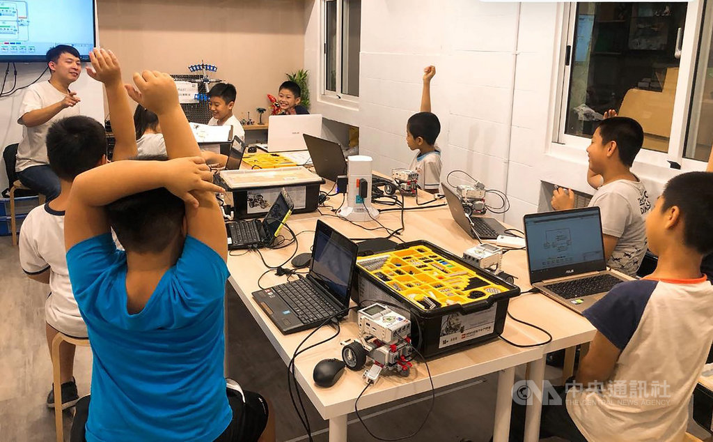 HELLO MAKER團隊帶領由屏東縣內國中生所組成的隊伍,參加「2019亞洲智慧型機器人大賽-粵港澳大灣區國際邀請賽」,奪得5金2銀1銅;負責人周佳弘表示,相信學生能將課程與競賽所習得的技能,帶回校內與生活中應用。圖為教學情形。(周佳弘提供)中央社記者郭芷瑄傳真 108年8月21日