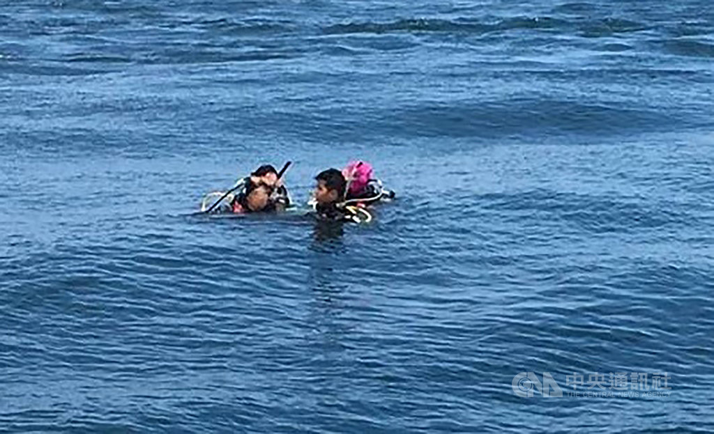 4名男女21日上午前往基隆嶼海域潛水,因海流太強導致體力不支無法游回船上,海巡發現後立刻前往救援。(翻攝畫面)中央社記者王朝鈺傳真 108年8月21日