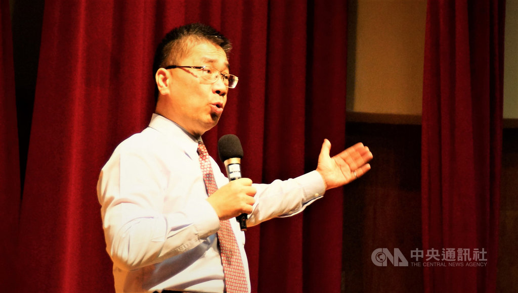 內政部長徐國勇(圖)21日南下高雄演講表示,施政者推動政策要考慮很多面向,但外界常只看到一個面向,有些批評如何澄清,如何用淺顯語言把政府施政讓民眾了解,解決問題,危機處理的過程中也難免遭受委屈,但「委屈先吞下去,處理完後社會會還你公道」。中央社記者程啟峰高雄攝 108年8月21日