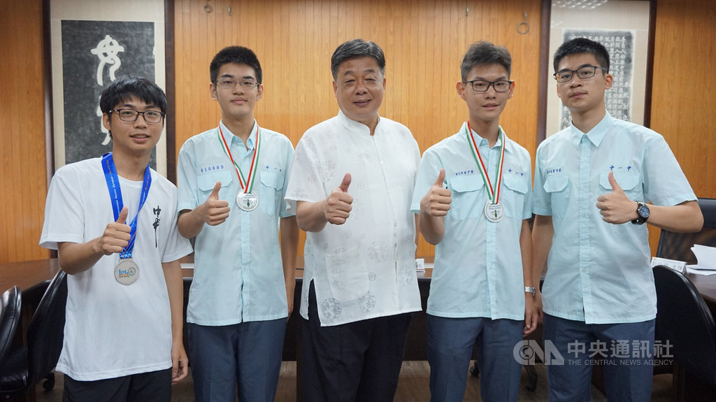 台中一中4名學生挑戰國際奧林匹亞競賽,獲得3金1銀佳績。中央社記者趙麗妍攝 108年8月21日