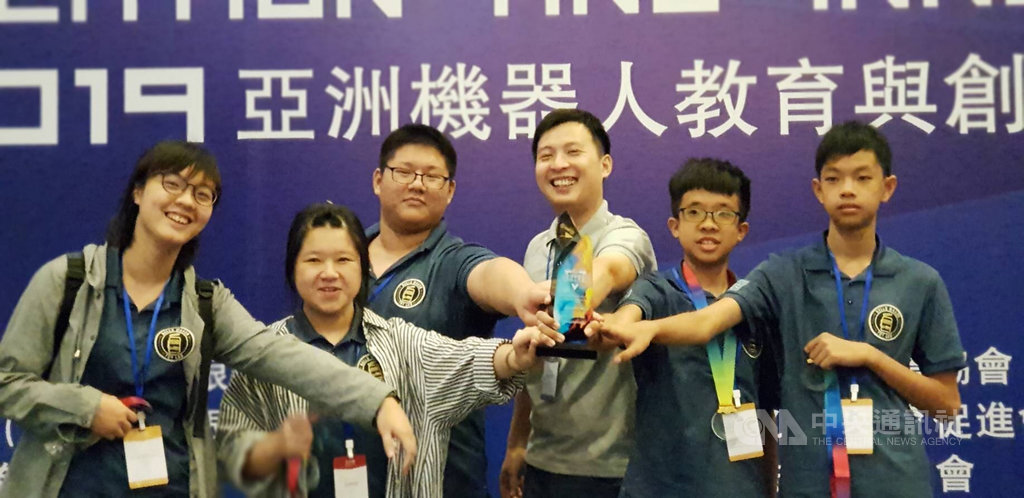 「2019亞洲智慧型機器人大賽-粵港澳大灣區國際邀請賽」於11日至13日在澳門舉行,HELLO MAKER團隊帶領由屏東縣內國中生所組成的隊伍參賽,奪得5金2銀1銅。(周佳弘提供)中央社記者郭芷瑄傳真 108年8月21日