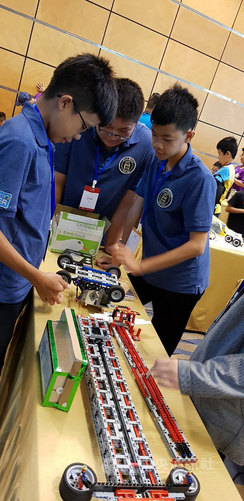 進駐屏東縣政府青創基地-「職人町」的HELLO MAKER團隊籌組6支國中生隊伍,參加「2019亞洲智慧型機器人大賽-粵港澳大灣區國際邀請賽」,奪得5金2銀1銅。圖為教學情形。(周佳弘提供)中央社記者郭芷瑄傳真 108年8月21日