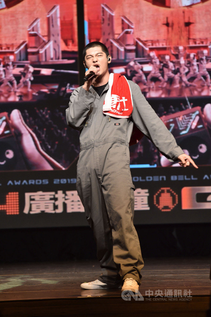 文化部影視及流行音樂產業局21日舉辦「廣播金鐘獎入圍盛典」,揭曉108年度廣播金鐘獎入圍名單,今年剛拿下金曲歌王的歌手Leo王進行表演,為典禮暖場。(三立提供)中央社記者陳秉弘傳真 108年8月21日