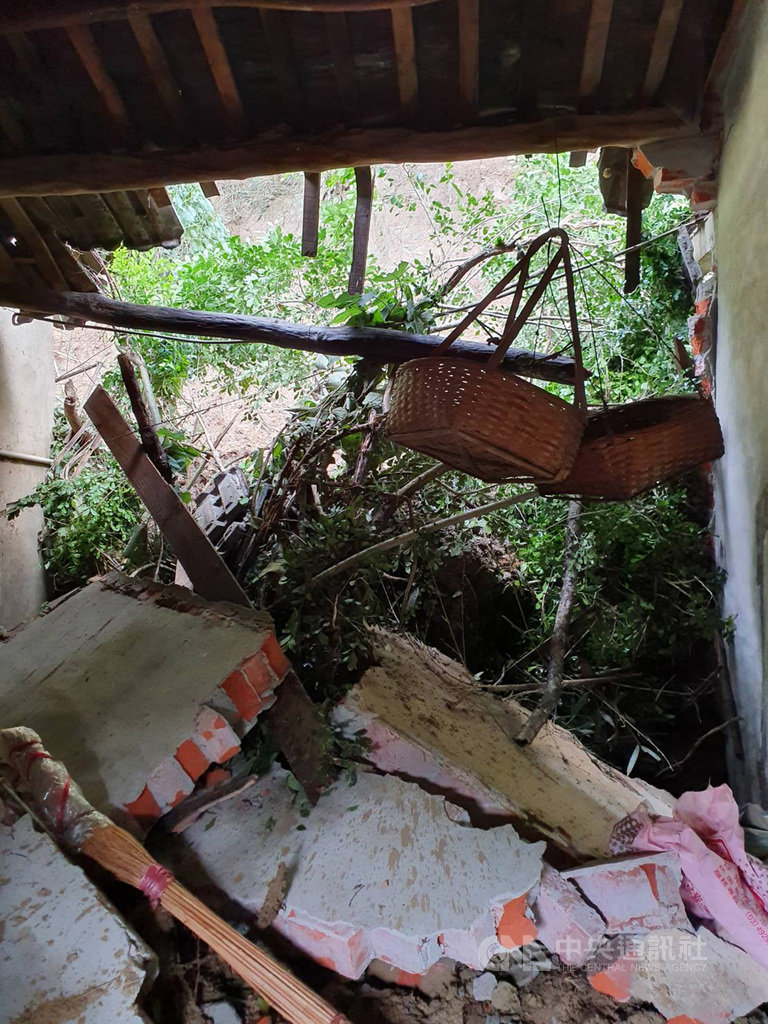 苗栗縣苑裡鎮南勢里地區因連日降雨,土壤含水量太高,造成土石崩落,雨水挾帶泥土流入民宅,把牆壁都壓垮,幸未造成人員傷亡。中央社記者管瑞平攝 108年8月21日
