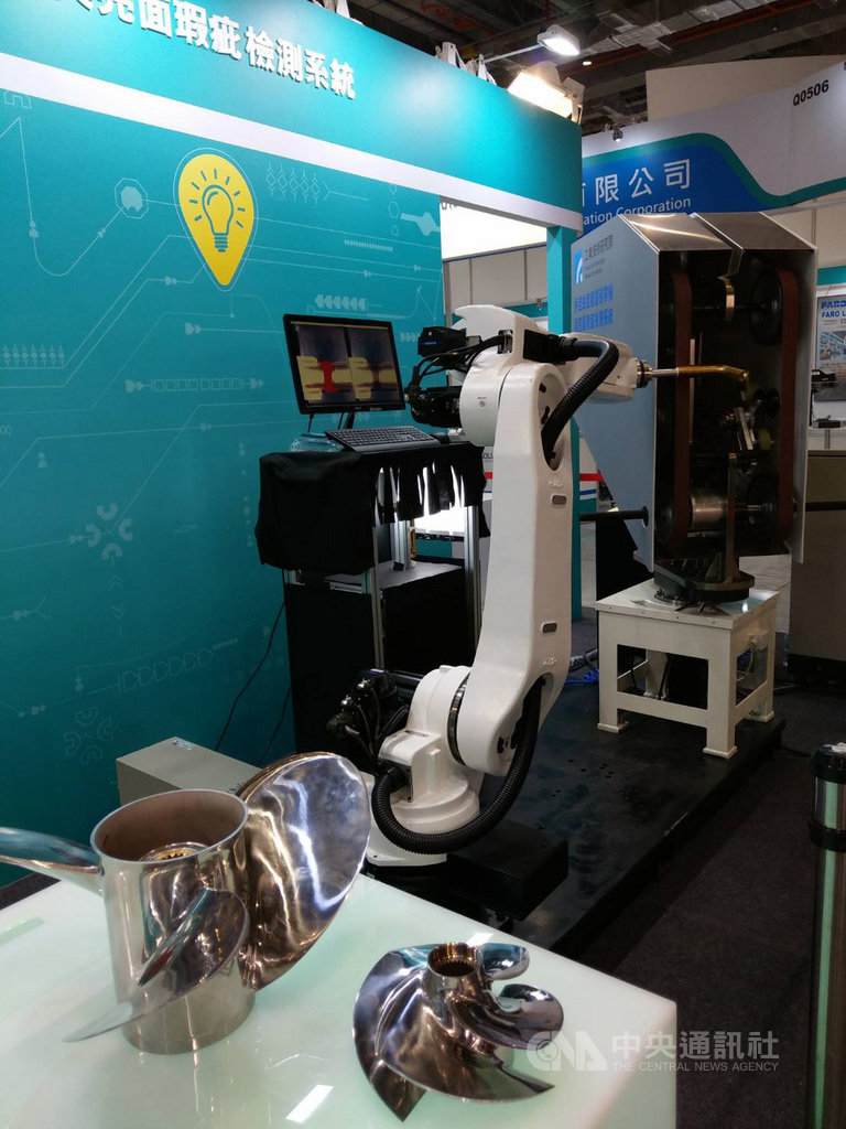 工研院21日在智慧自動化展中首度曝光「智慧砂帶機與亮面瑕疵檢測系統」,擁有從粗到細的研磨、拋光三合一功能,大幅提升水五金產業和水上摩托車螺旋槳良率。中央社記者韋樞攝 108年8月21日