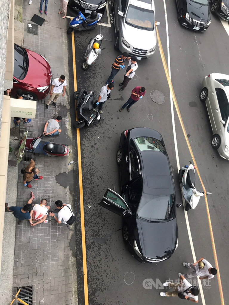台中市警察局第六分局21日下午跟監詐欺嫌疑人的車輛時,嫌犯可能發現遭人跟監,逃逸過程中撞及一輛機車,造成女騎士輕傷,警方朝嫌犯車輛開出4槍,破窗將2名嫌疑人壓制在地帶回偵訊。(民眾提供)中央社記者郝雪卿傳真 108年8月21日