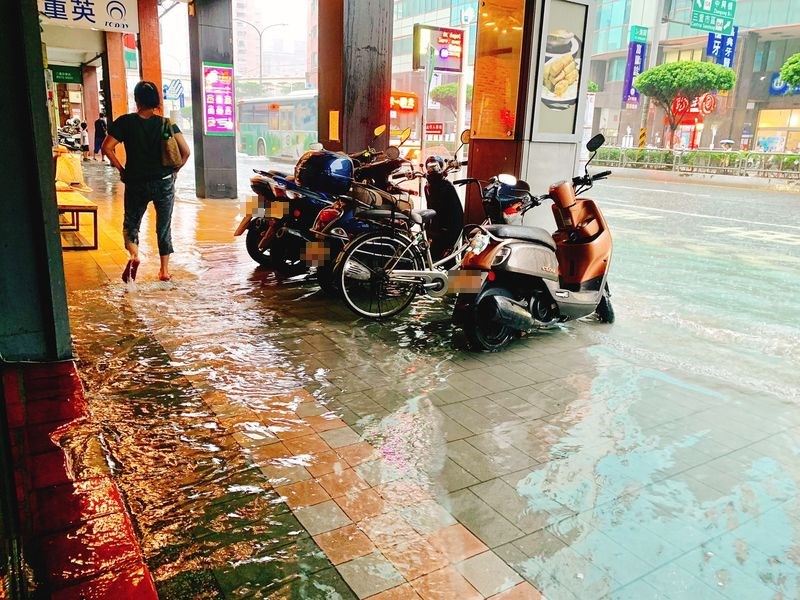 新北市三重區21日午後大雨,時雨量超過70毫米,有多處積水。(圖取自facebook.com/weare241)