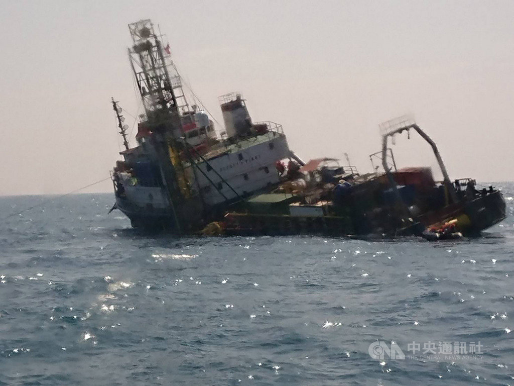 彰化王功外海22日發生離岸風機工作船「派翠」號船身傾斜進水意外,船上40人在甲板待援,海巡署獲報立即開設緊急應變中心,並交由第4巡防區派遣台中海巡隊巡防艇兩艘及苗栗艦馳援。(海巡署中部分署提供)中央社記者蘇木春傳真 108年8月22日