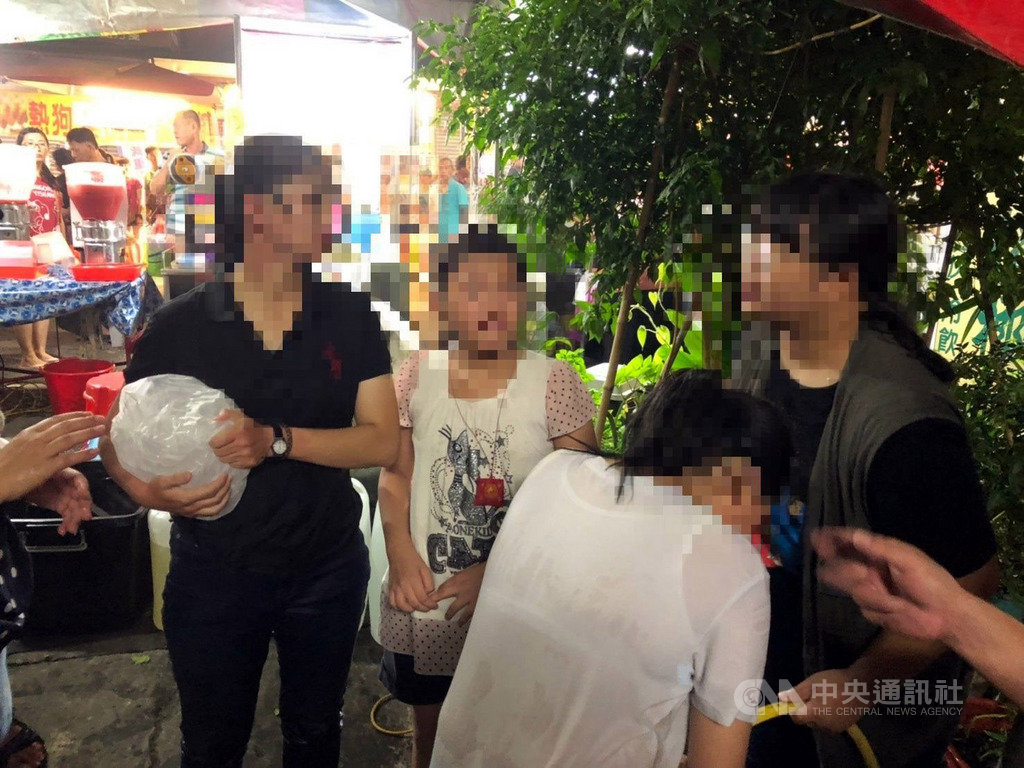 嘉義縣民雄鄉一間瓦斯行住家22日晚間發生瓦斯氣爆意外,共造成4男、2女灼傷,有4人緊急送醫治療,其中2人自行就醫,原因待調查。(嘉義縣消防局提供)中央社記者黃國芳傳真 108年8月22日