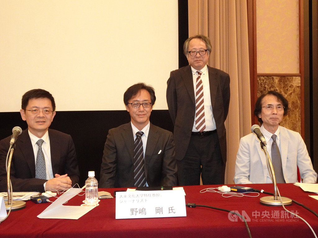 日本亞洲調查會22日在東京舉辦國際研討會,探討台灣軟實力魅力,中央社社長張瑞昌與日本學者野嶋剛、小笠原欣幸(前排由左而右)出席。站立者是每日新聞社論室專門編輯委員坂東賢治。中央社記者楊明珠東京攝 108年8月22日