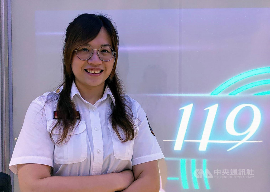 新北市首名女性消防分隊長蘇筱琁今年初在火場救出一名嬰兒,英勇事蹟獲市府肯定,更在消防局第一救災救護大隊海山分隊大樓外牆掛起大幅看板,吸引往來民眾目光。(新北市人事處提供)中央社記者王鴻國傳真 108年8月22日