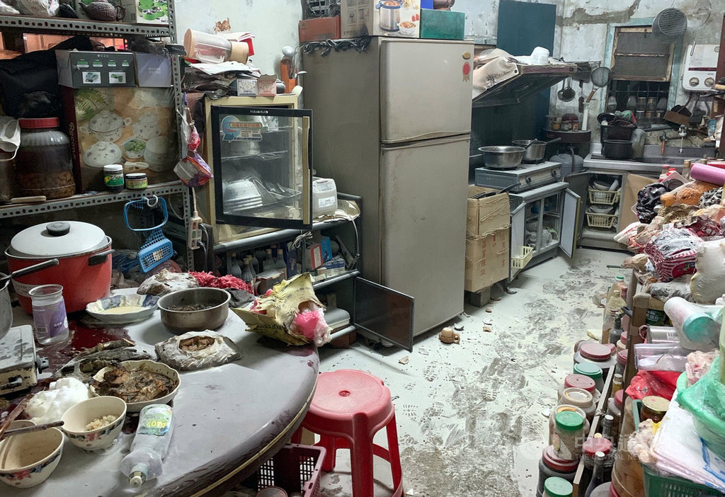 嘉義縣民雄鄉一間瓦斯行22日晚間疑似住戶烹煮食物時發生瓦斯氣爆意外,共有6人遭灼傷,4人緊急送醫治療,另2人自行就醫,原因待調查。圖為廚房發生氣爆景象。(嘉義縣消防局提供)中央社記者黃國芳傳真 108年8月22日