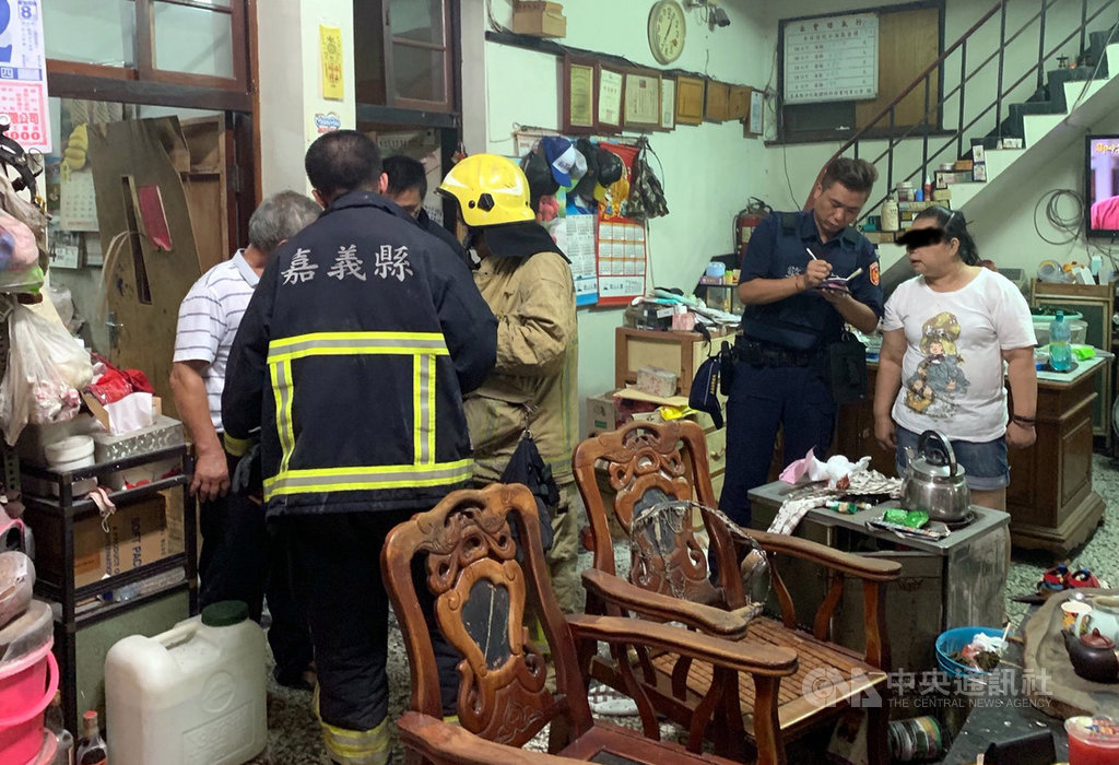 嘉義縣民雄鄉一間瓦斯行22日晚間疑似住戶烹煮食物時發生瓦斯氣爆意外,共造成6人灼傷,有4人緊急送醫治療,其中2人自行就醫。警消人員到場詢問當時狀況。(嘉義縣消防局提供)中央社記者黃國芳傳真 108年8月22日
