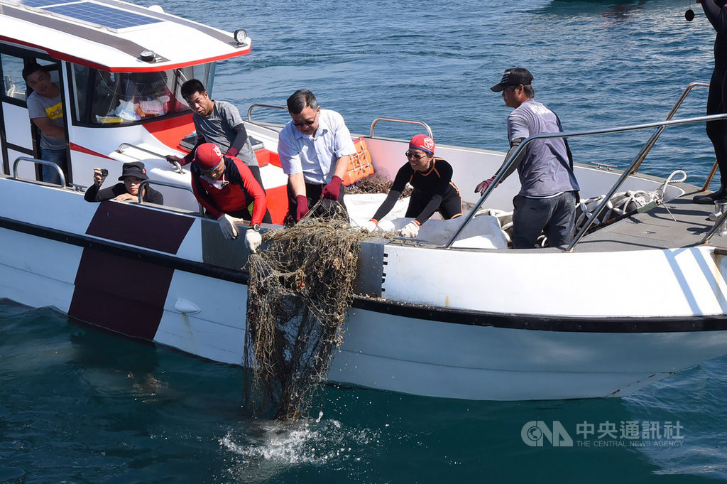 澎湖縣長賴峰偉(右3)22日下午隨農漁局出海,了解海底覆網清除情形,親自體驗打撈覆網,隨後並舉行成果發表會,宣布今年至今共清除海底覆網6萬6000公尺,已達年度目標。(澎湖縣政府提供)中央社 108年8月22日