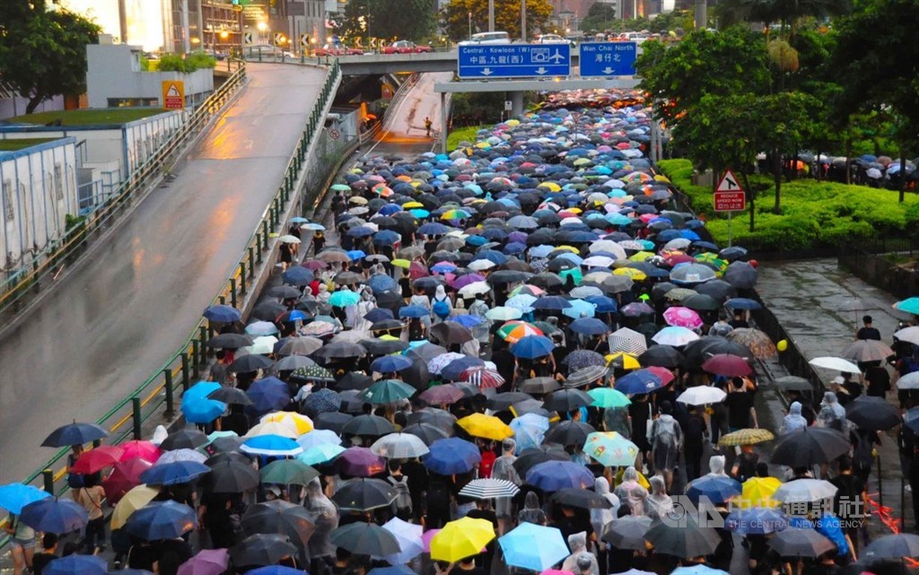 香港反送中抗爭已延燒2個多月,中國政府試圖將抗議群眾塑造成受到外國勢力操弄的暴徒。紐時報導分析,這是中國「軟實力」的失敗。圖為18日香港民陣主辦的反送中集會。(資料照片) 中央社記者沈朋達香港攝 108年8月22日