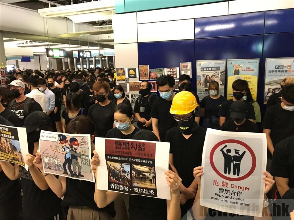 香港元朗白衣人施暴事件21日滿月,晚間有示威者到事發的港鐵元朗站靜坐,表達對警方追查不力的不滿。(圖取自香港電台網頁news.rthk.hk)