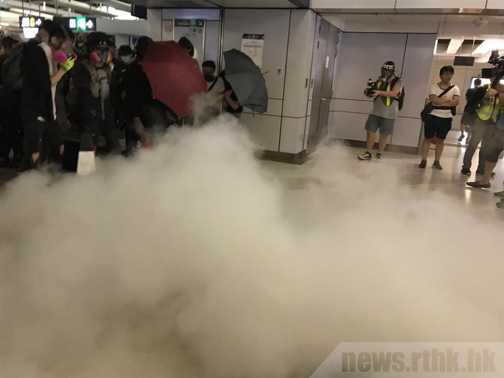 反送中示威者21日晚上在港鐵元朗站挑戰警方,有示威者在站內噴滅火筒。(圖取自香港電台網頁news.rthk.hk)