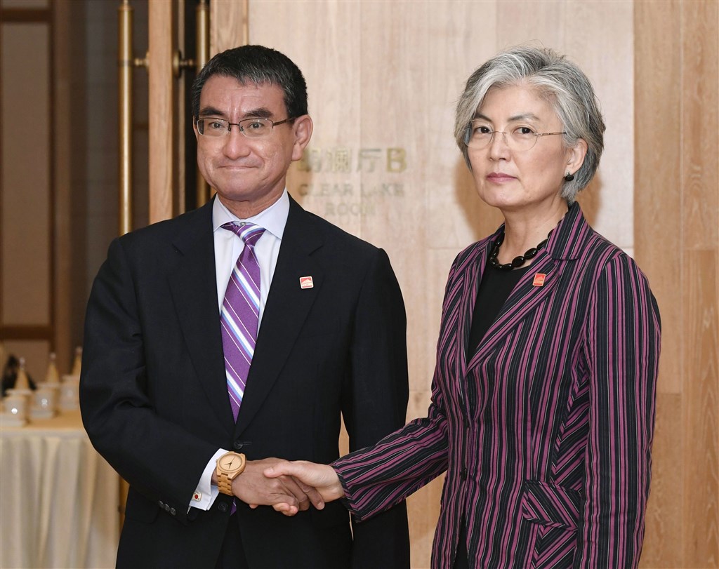 日本外務大臣河野太郎(左)在與南韓外交部長官康京和(右)會晤後發表談話,稱雙方在面對前徵用工的紛爭上有共同看法。(共同社提供)