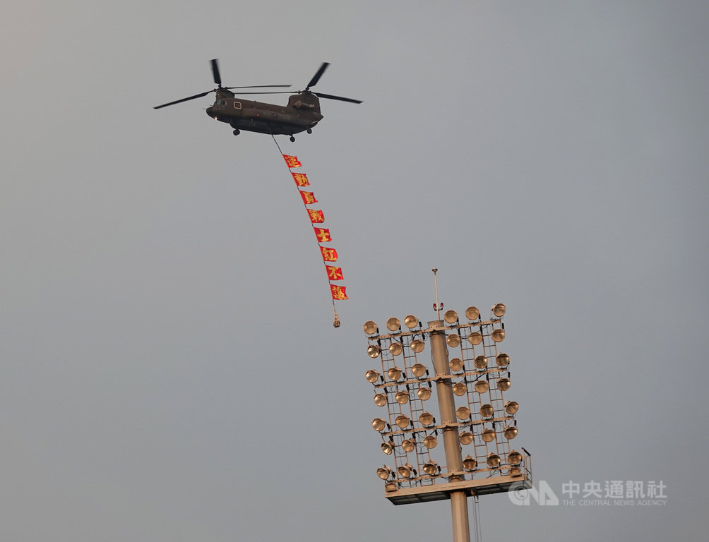 中職中信兄弟隊23日在台中洲際棒球場迎戰Lamigo桃猿隊,賽前由直升機衝場,拉開「運動員戰士紅不讓」布條,為比賽揭開序幕。中央社記者謝靜雯攝 108年8月23日