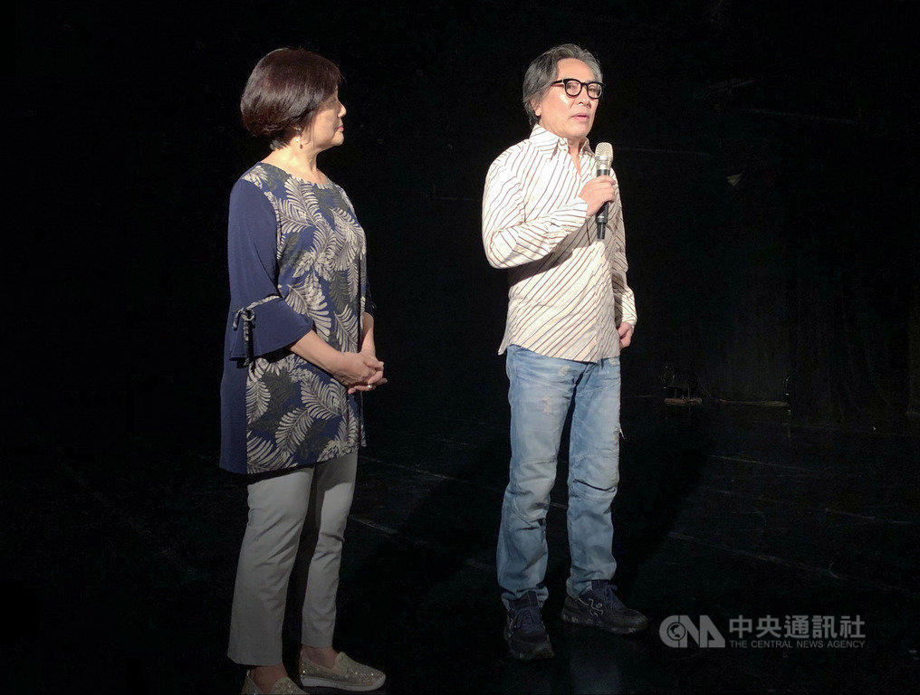 日本編舞家島崎徹(右)與台灣舞蹈空間舞團合作,以多首台灣原住民音樂編創新舞作「南之頌」,他23日在台北出席宣傳記者會,肯定台灣用心維護原住民文化。中央社記者洪健倫攝 108年8月23日